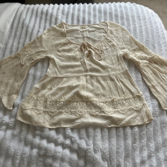 HOLLISTER off white/cream lace detail Boho bell sleeve top size S - Picture 2 of 12